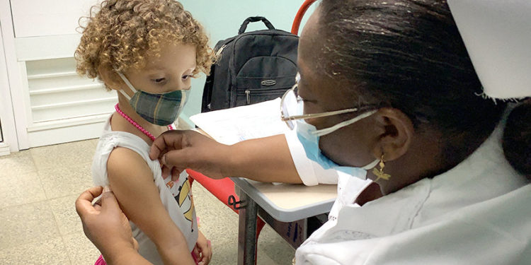 На Кубе детей от двух лет начали вакцинировать от коронавируса