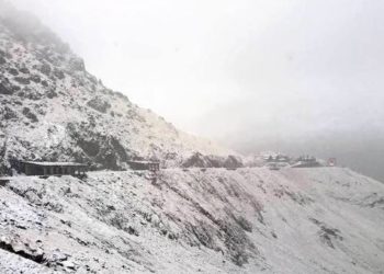 В Румынии часть Трансфэгэраштского шоссе занесло снегом