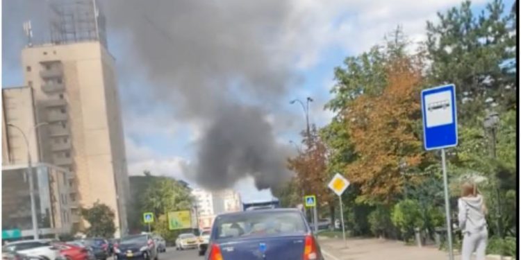 В столице загорелась мебельная фабрика