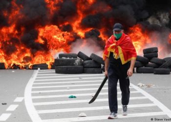 В ходе протестов против церкви в Черногории c десятки человек