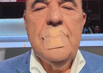 Украинский депутат заклеил себе рот в знак поддержки заблокированных СМИ