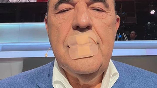 Украинский депутат заклеил себе рот в знак поддержки заблокированных СМИ