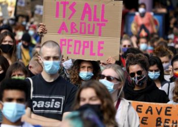 В ряде стран прошли протесты против COVID ограничений. А в Дании снятие карантинных мер отметили концертом | VIDEO