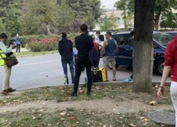 В столице мотоциклист пробил головой стекло автомобиля | VIDEO