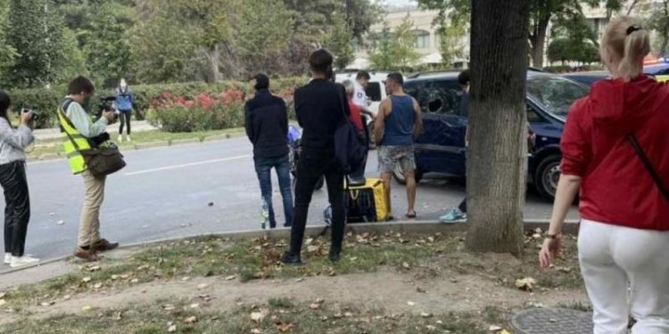 В столице мотоциклист пробил головой стекло автомобиля | VIDEO