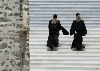 Вспышка коронавируса на Афоне, 87% населения Чили вакцинировались, а в Нидерландах вводят «ковид-паспорта» | VIDEO