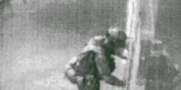 Неизвестный в военной форме напал на полицейский участок в российском городе