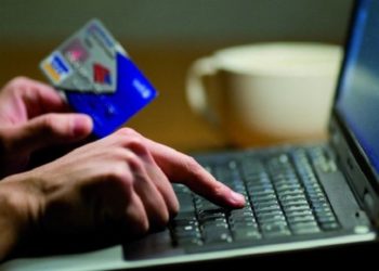 Восемь человек, среди которых начальник тюрьмы, обвиняются в мошенничестве с банковскими картами