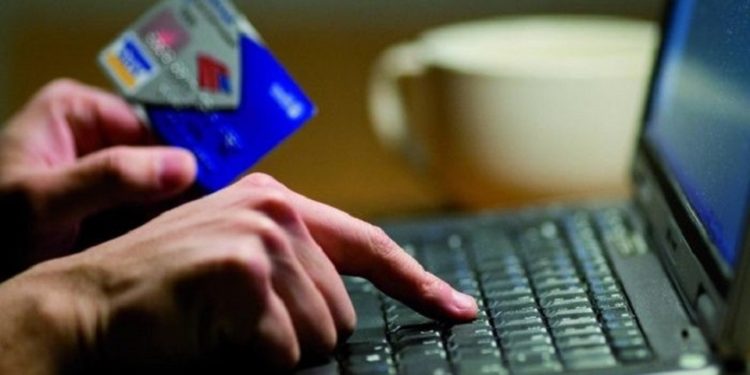 Восемь человек, среди которых начальник тюрьмы, обвиняются в мошенничестве с банковскими картами