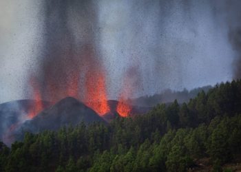 На испанском острове начал извергаться вулкан