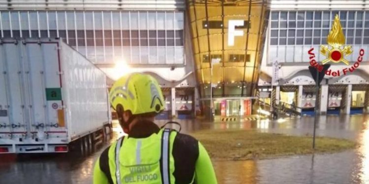 Zboruri perturbate pe aeroporturile din Milano, după o ploaie torențială: „Apa ajungea până la portierele mașinilor” | VIDEO