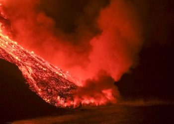 Вода и пламень: лава из вулкана Кумбре-Вьеха на острове Пальма достигла океана, это опасно выделением токсичных газов