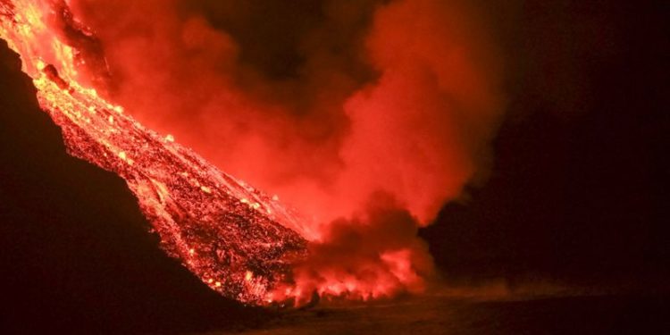 Вода и пламень: лава из вулкана Кумбре-Вьеха на острове Пальма достигла океана, это опасно выделением токсичных газов