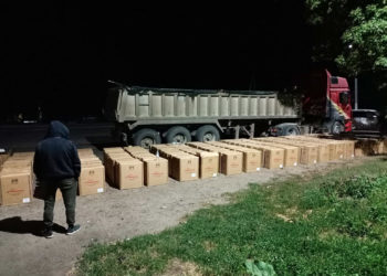 Captură record, la vamă. Aproape 2.000.000 de țigări, ascunse într-un camion cu nisip | VIDEO