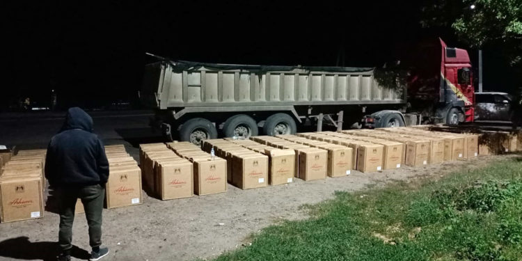 Captură record, la vamă. Aproape 2.000.000 de țigări, ascunse într-un camion cu nisip | VIDEO