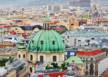 В Вене начались протесты против ограничительных мер из-за коронавируса