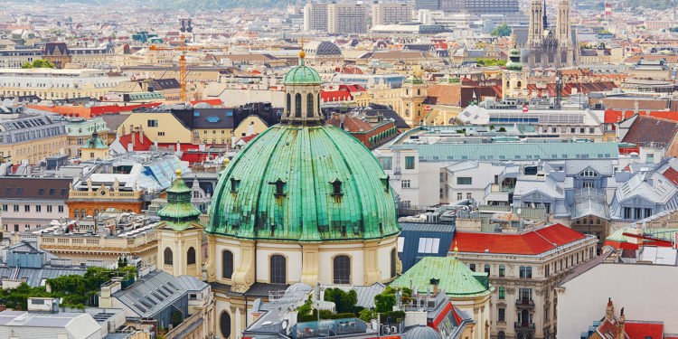 В Вене начались протесты против ограничительных мер из-за коронавируса