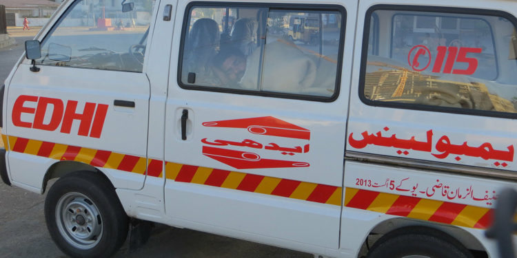 Три человека погибли и 20 были ранены после подрыва смертника в Пакистане