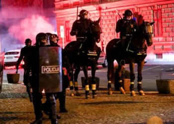 Proteste violente în Slovenia din cauza înăspririi măsurilor anti-COVID. Oamenii legii au ripostat cu tunuri de apă şi gaze lacrimogene | VIDEO