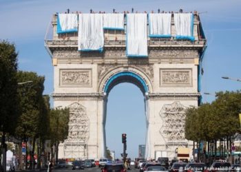 В Париже Триумфальную арку накрыли тканью