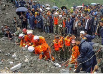 Десятки человек пропали из-за схода оползня в Китае