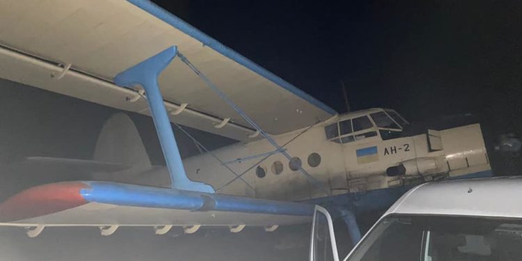 Polițiștii de frontieră au reținut un avion plin cu țigări care urma să ajungă în România