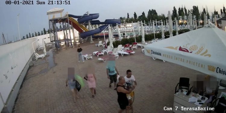 Ar fi furat o narghilea. Tinerii din imagini, căutați de poliția din Bălți | VIDEO