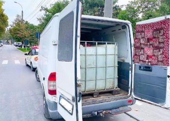 Afacere ilegală cu alcool etilic, deconspirată. Un bărbat, prins în trafic cu 3 tone de spirt în microbuz | VIDEO