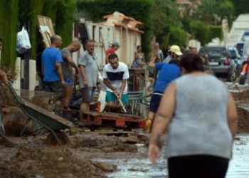 В Испании расчищают улицы после масштабного наводнения