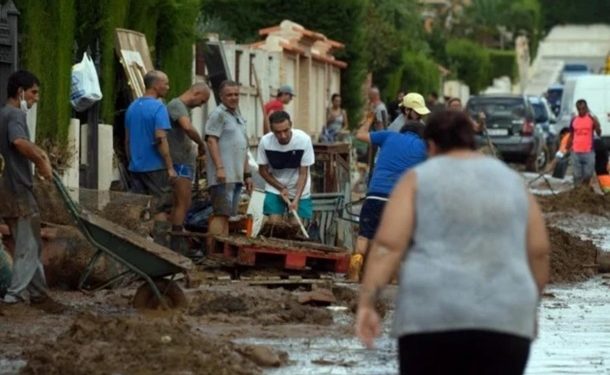 В Испании расчищают улицы после масштабного наводнения
