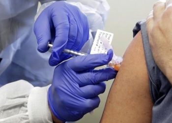 В Британии будут вакцинировать третьей дозой Pfizer и AstraZeneca