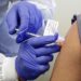В Британии будут вакцинировать третьей дозой Pfizer и AstraZeneca