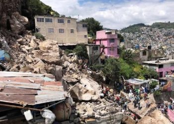 В Мексике скала обрушилась на жилые дома | FOTO