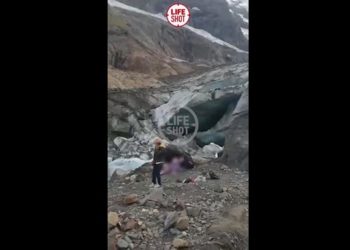 В России ледник рухнул на туристок, есть жертвы