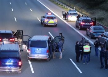 В Германии вооруженный человек захватил туристический автобус