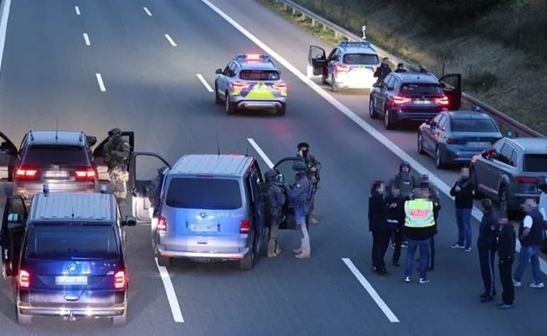 В Германии вооруженный человек захватил туристический автобус