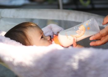 В организме младенцев нашли в 13 раз больше микропластика, чем у взрослых