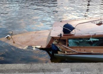 Катер с людьми на борту столкнулся с мостом и затонул в Петербурге