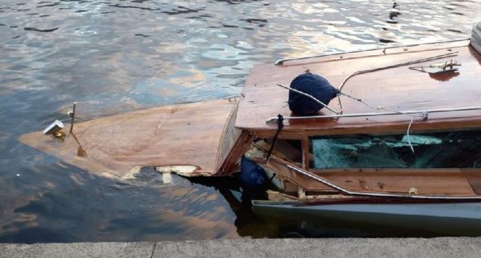 Катер с людьми на борту столкнулся с мостом и затонул в Петербурге