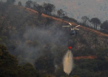 В Испании около элитного курорта начался крупный пожар, людей эвакуируют