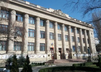 „Vrem să protejăm clădirea și colecțiile de cărți păstrate aici”. Administrația Bibliotecii Naționale cere repetat autorităților suspendarea construcției unei parcări din apropiere | VIDEO