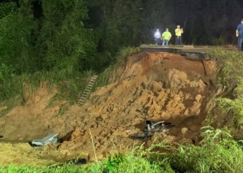 В США обвалилась дорога, есть погибшие