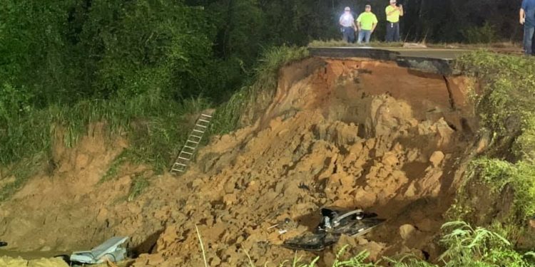 В США обвалилась дорога, есть погибшие