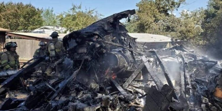 Un avion militar s-a prăbuşit într-o zonă rezidenţială din Texas. Piloții au supraviețuit | VIDEO