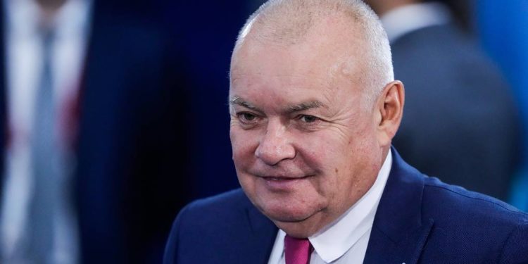 Российского телеведущего Дмитрия Киселева госпитализировали с коронавирусом