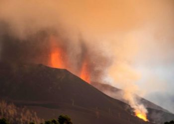 Norul toxic generat de vulcanul din La Palma a ajuns în România. Va fi afectată Moldova? | VIDEO