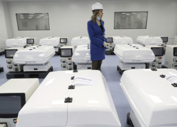 В России начали производить вакцину от коронавируса AstraZeneca