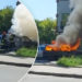 O mașină a luat foc într-o parcare din capitală. Focul risca să se răspândească și la alte vehicule | VIDEO