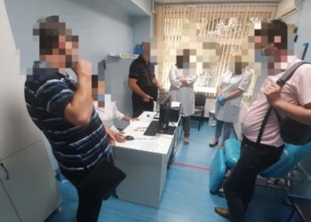 Angajați medicali, implicați în scheme cu certificate de vaccinare și teste false. Poliția a pornit mai multe dosare penale | VIDEO