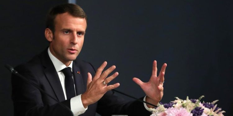 Француза оштрафовали на десять тысяч евро за изображение Макрона в виде Гитлера